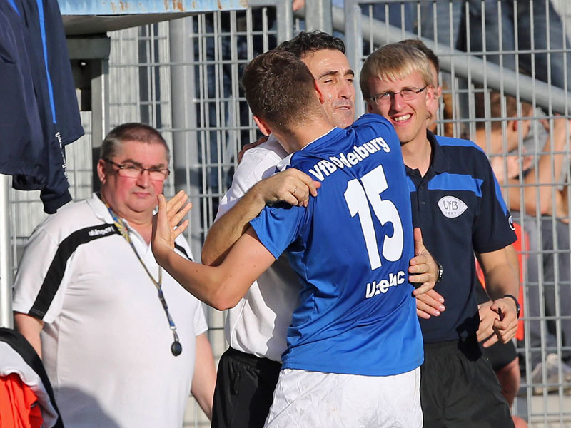 Familiengl&#252;ck: Franco Uzelac trifft zum 1:0 - und f&#228;llt Vater Predrag, dem neuen VfB-Coach, um den Hals.