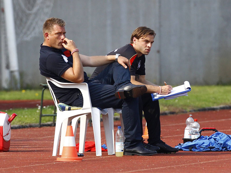 Half aufgrund der Personalnot aus: Havelses Co-Trainer Florian Bertalan (re.), hier mit Coach Christian Benbennek an der Seitenlinie.  