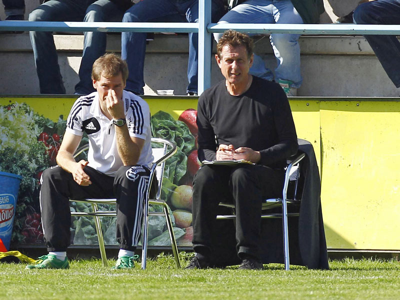 Seiner Mannschaft gelangen im heimischen Stadion lediglich drei Punkte: Uwe Erkenbrecher (re.).