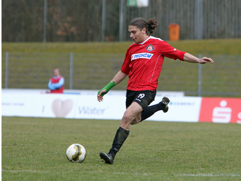 Wann er mal wieder auf Vereinsebene gegen den Ball tritt bleibt ungewiss: Neckarelz Daniel Schwind.