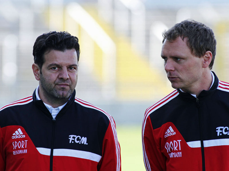 Befindet sich zur Winterpause mit dem FC Memmingen voll im Soll und erh&#228;lt mit Patrick Rabus eine neue Option: Trainer Thomas Reinhardt (li.).