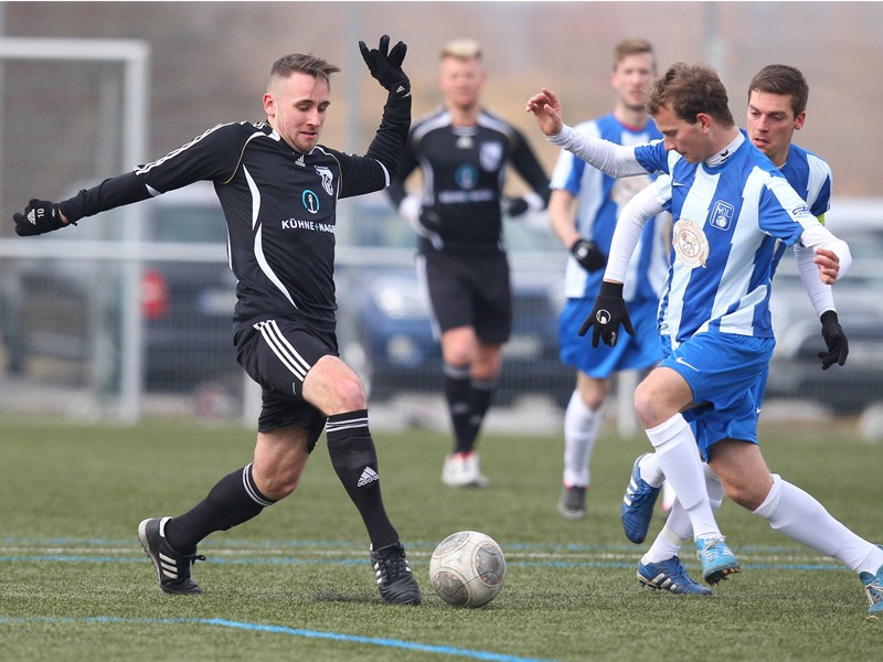 Im Einsatz f&#252;r seinen alten Verein FC G&#228;rtringen: Janik Michel (l.).