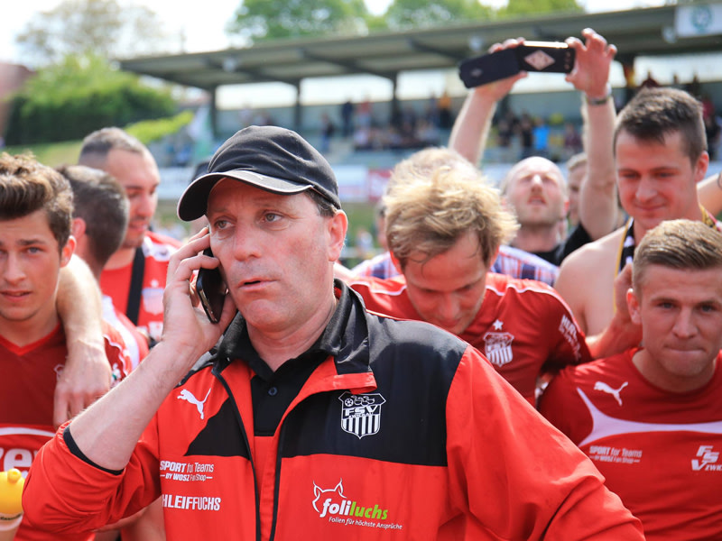 Zwickaus Teambetreuer Mario Kallisch nach der Partie in Sch&#246;nberg (2:0) mit dem Telefon am Ohr.