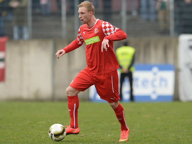 Verl&#228;ngert seinen Vertrag beim TSV Steinbach bis 2019: Au&#223;enverteidiger Alexander Mi&#223;bach.