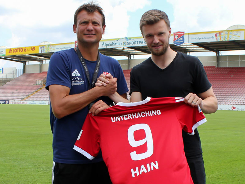 Coach Claus Schromm begr&#252;&#223;t einen St&#252;rmer mit Bundesliga-Erfahrung in Unterhaching: Stephan Hain.