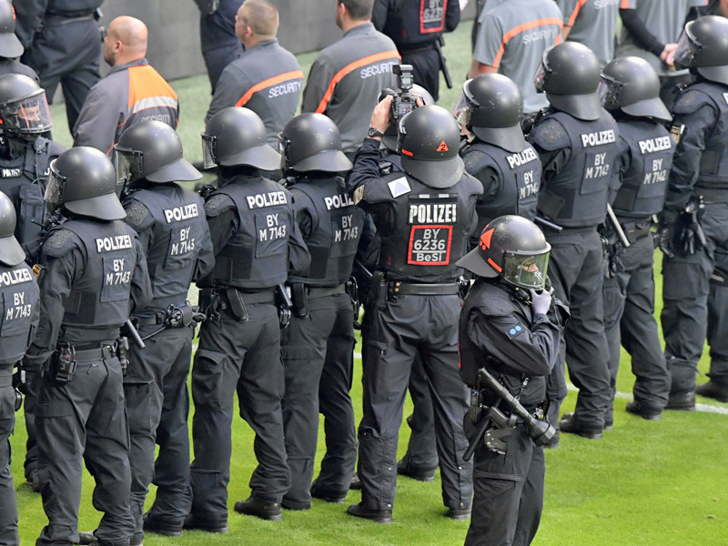 Die Polizei musste im Relegationsr&#252;ckspiel zwischen dem TSV 1860 und Jahn Regensburg einen Platzsturm verhindern.