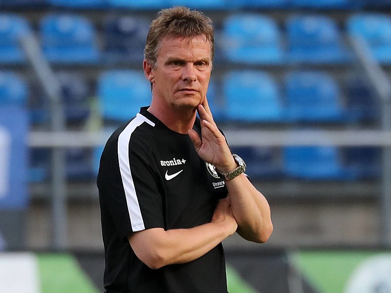 Auf den Fast-Aufstieg folgt nun ein Fehlstart: Trainer Karsten Neitzel wartet mit dem SV Elversberg weiterhin auf den ersten Saisonsieg.