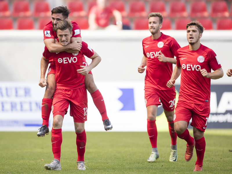 Goldenes Tor: Florian Treske (2.v.l.) trifft zum 1:0, Serkan Firat kommt (1.v.r.) zum Jubeln.