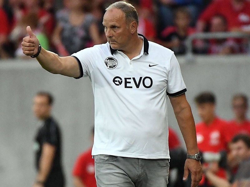 Daumen hoch: Offenbachs Trainer Oliver Reck ist mit seiner Mannschaft zufrieden.