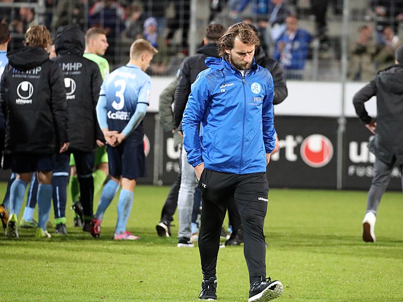 Entt&#228;uschung pur: Tomasz Kaczmarek, Trainer der Stuttgarter Kickers, nach dem 3:3 gegen Kassel.