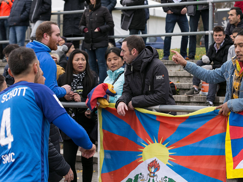 Aufregung um tibetische Fahnen beim Test der chinesischen U 20 in Mainz.