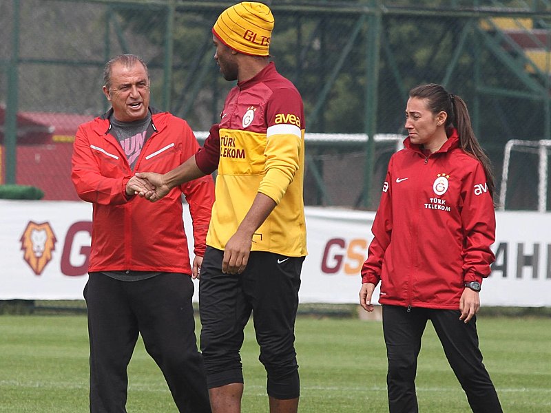 Schnupperte bei Galatasaray Istanbul schon in die K&#246;nigsklasse rein: Duygu Erdogan (mit Trainer Terim und Drogba)