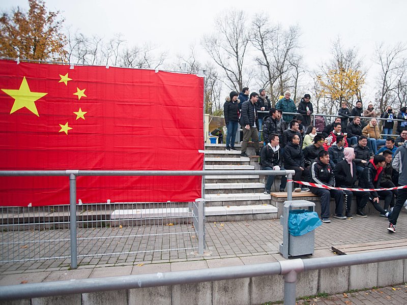 Chinesische Fans beim Testspiel gegen den TSV Schott Mainz. Es sollte das einzige Spiel der Serie bleiben.