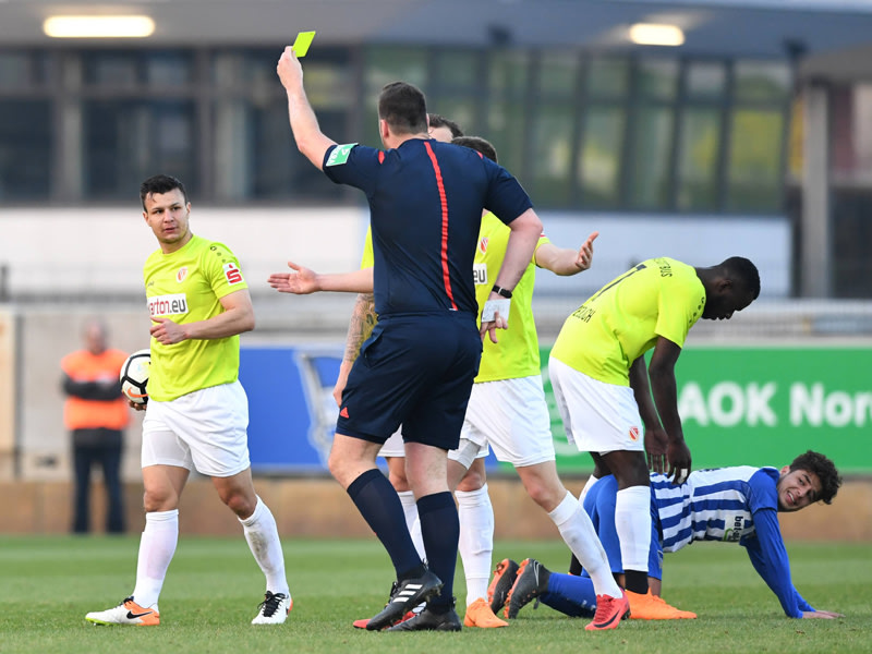 Beim 2:0-Ausw&#228;rtssieg gegen Herthas Zweite gab es Gelbrot. So bleibt viel Zeit, sich um die eigene Zukunft zu k&#252;mmern: Andrej Startsev (li.) verl&#228;ngerte bis 2019.