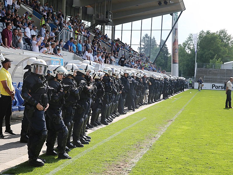 Ein stattliches Polizeiaufgebot begleitete das letzte Regionalliga-Spiel der Kickers.