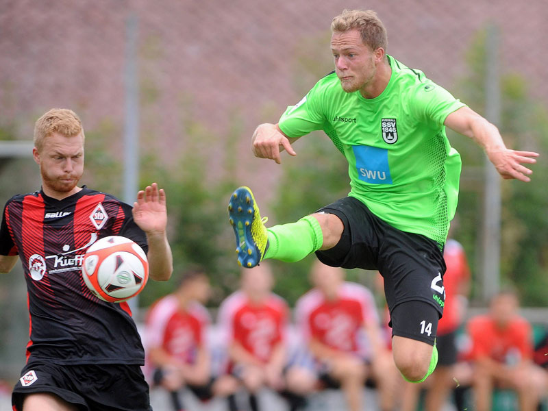 Bereitet sich mit dem SSV Ulm auf die neue Saison vor: Steffen Kienle (re.), hier im Freundschaftsspiel gegen die Sportfreunde Dorfmerkingen.