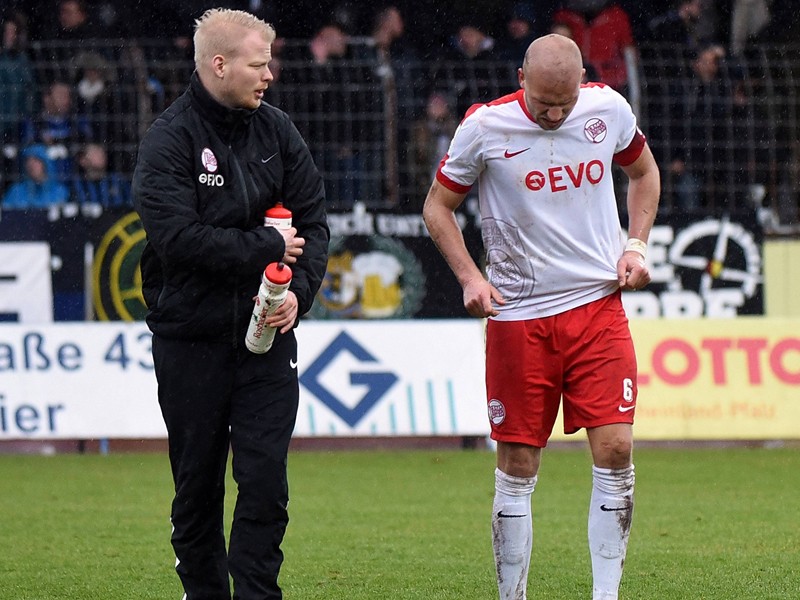 Wirkte schon w&#228;hrend der Partie in Trier sichtlich angeschlagen: Offenbachs Marco Rapp (rechts).