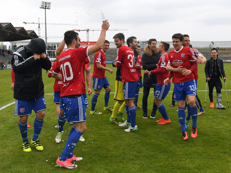 Die Spieler der SpVgg Unterhaching feiern die Meisterschaft in der Regionalliga Bayern.