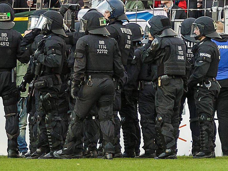 Die Polizei verhinderte beim Spiel zwischen Babelsberg und Cottbus Schlimmeres.