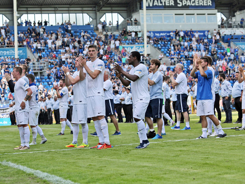 Bedankten sich f&#252;r die Unterst&#252;tzung bei ihren Fans: Meppens Spieler nach dem Relegationshinspiel in Mannheim.