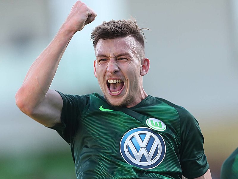 Wolfsburgs Daniel Hanslik jubelt &#252;ber einen Treffer in der Relegation zur 3. Liga gegen den FCB II.