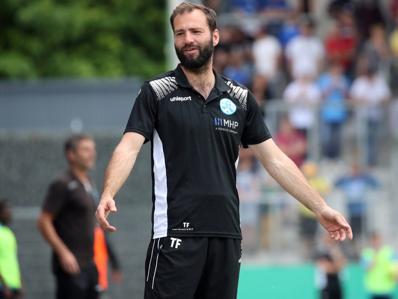 Benötigt mit den Stuttgarter Kickers einen Sieg im entscheidenden Spiel: Coach Tobias Flitsch.