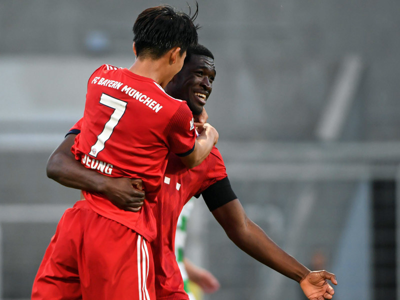 Meisterfreuden: Woo-Yeong Jeong servierte Kwasi Okyere Wriedt Bayerns zwischenzeitliches 2:0 gegen F&#252;rth. 