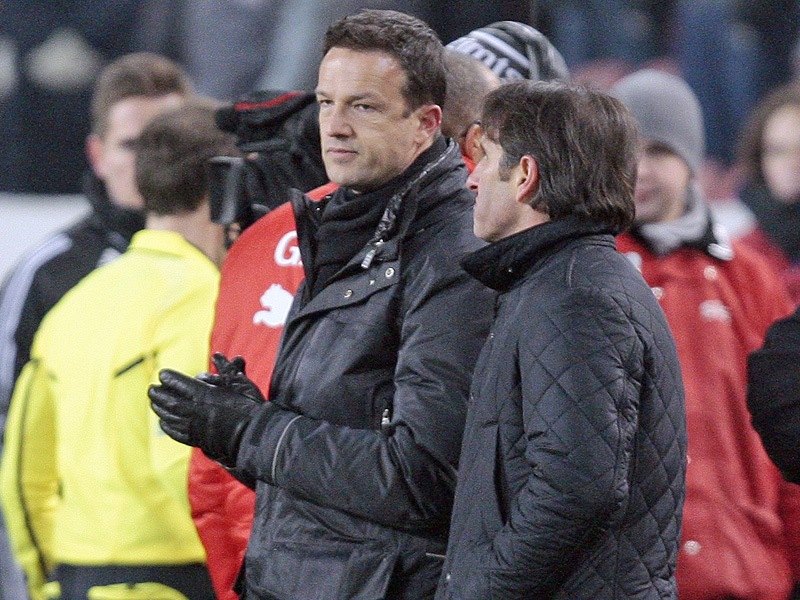 Missmutiger Blick: VfB-Sportdirektor Fredi Bobic mit Trainer Bruno Labbadia (re.). 