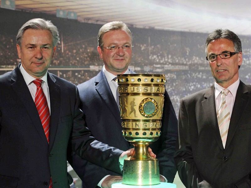 &#220;bergabe: Helmut Sandrock, Innensenator Frank Henkel und Klaus Wowereit (v.r.n.l.) mit dem DFB-Pokal bei der Pressekonferenz im Roten Rathaus.