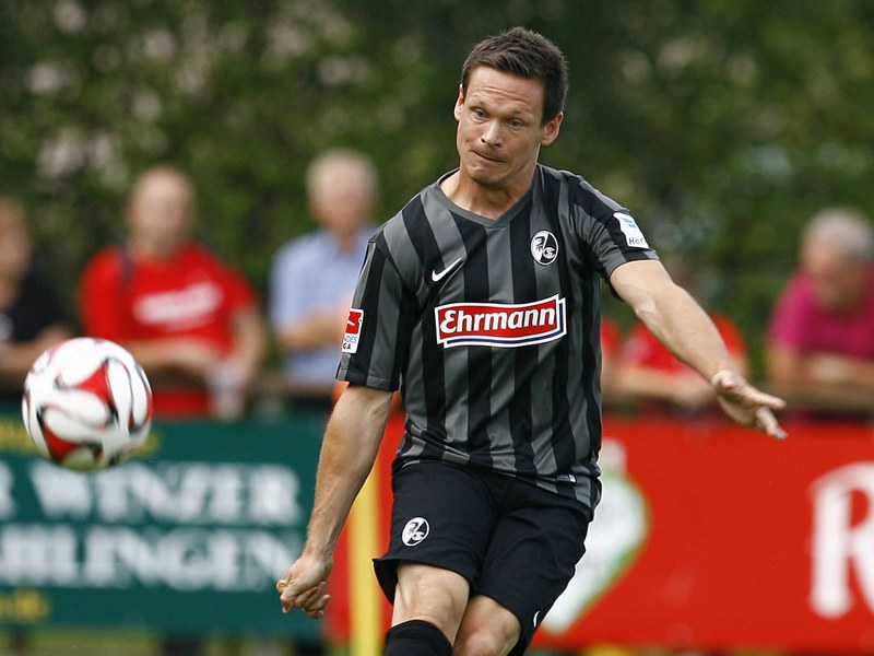 F&#252;hrungsspieler, doch auf welcher Position? Freiburgs Sascha Riether sucht seinen Platz in der Mannschaft.
