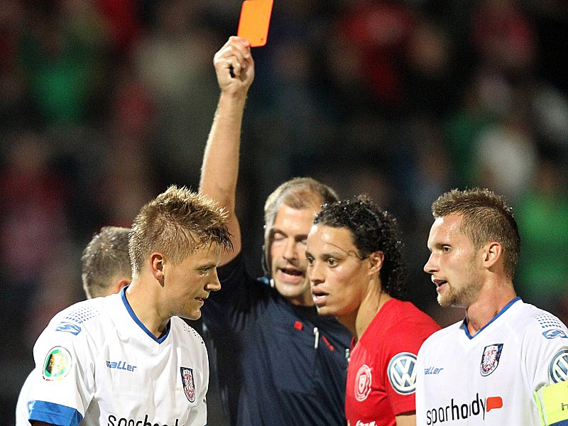 Unsch&#246;ner Abgang: Marcel Kaffenberger sieht die Rote Karte.