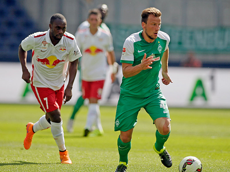 Bremens Philipp Bargfrede (re., gegen Salzburgs Yabo) kann im Pokal bei den W&#252;rzburger Kickers spielen.