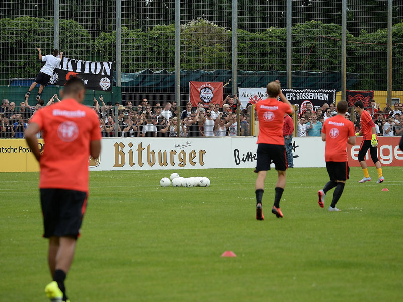 Vor dem Spiel beim Bremer SV war bei den Frankfurter Fans noch alles ruhig - das &#228;nderte sich noch.