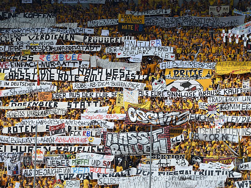 Klares Statement: Die Dynamo-Fans zeigen Flagge gegen den ungeliebten Nachbarn.