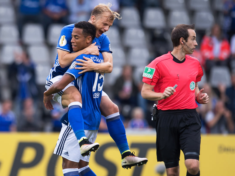 Torjubel: Schalkes Dennis Aogo feiert seinen Treffer mit Teamkollege Johannes Geis (oben). 