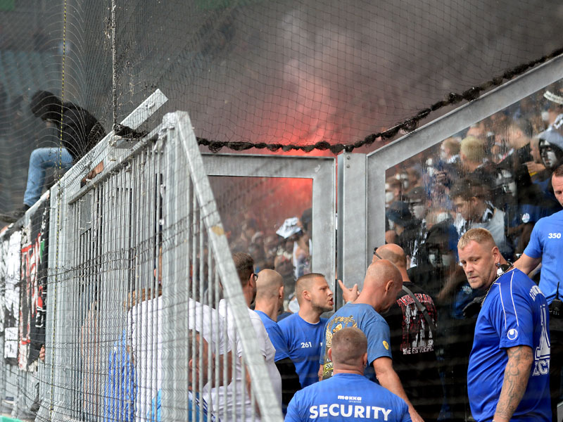 Rauch im Eintracht-Block: Security und Polizei hatten beim DFB-Pokal-Spiel in Magdeburg viel zu tun.