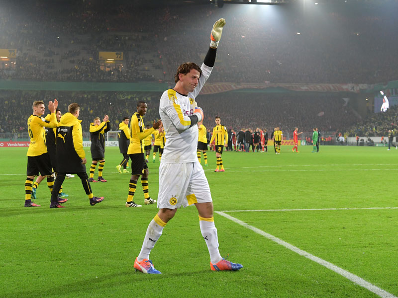 Unendlich viel mehr als eine nichtssagende, hohle Geste: Roman Weidenfeller nach dem Dortmunds Pokal-Sieg gegen Union.