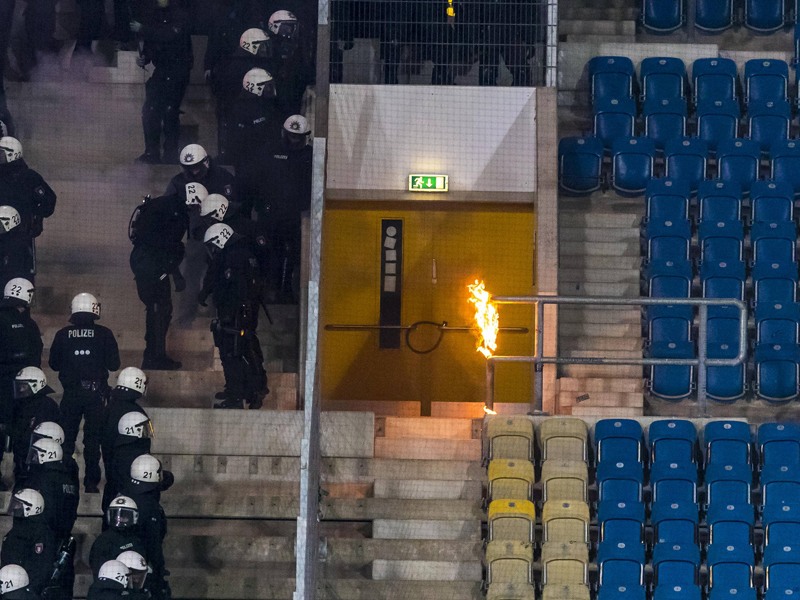 Feuer im Stadion: Einer von vielen Brandherden am Montagabend in Rostock.