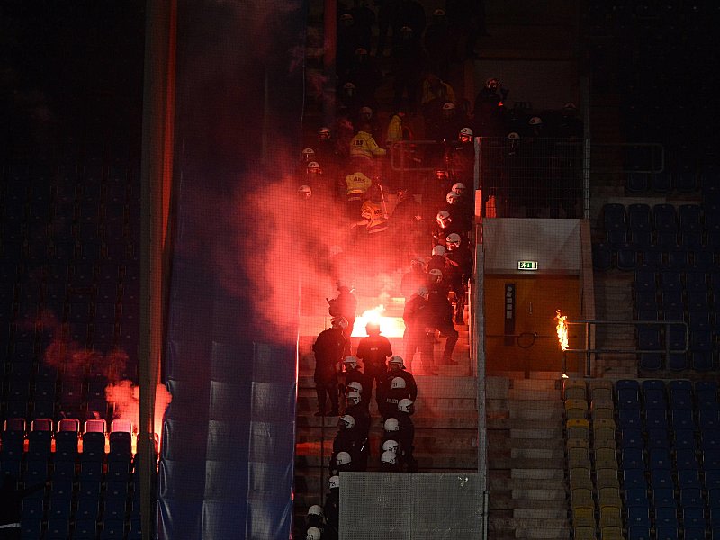 Pyrotechnik im Ostseestadion: Hansa Rostock will die Vorf&#228;lle nun aufarbeiten.