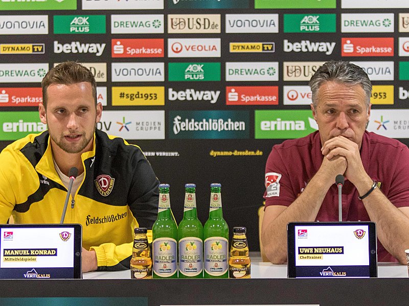 Manuel Konrad (li.) und Uwe Neuhaus auf der Pressekonferenz vor dem Pokalspiel in Freiburg.