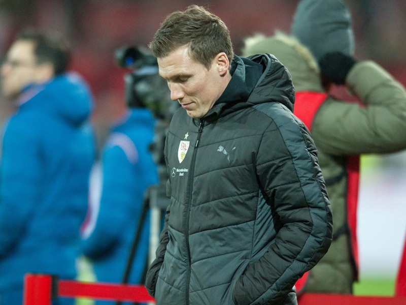 Gefrustet: VfB-Coach Hannes Wolf nach der Pokalpleite in Mainz.