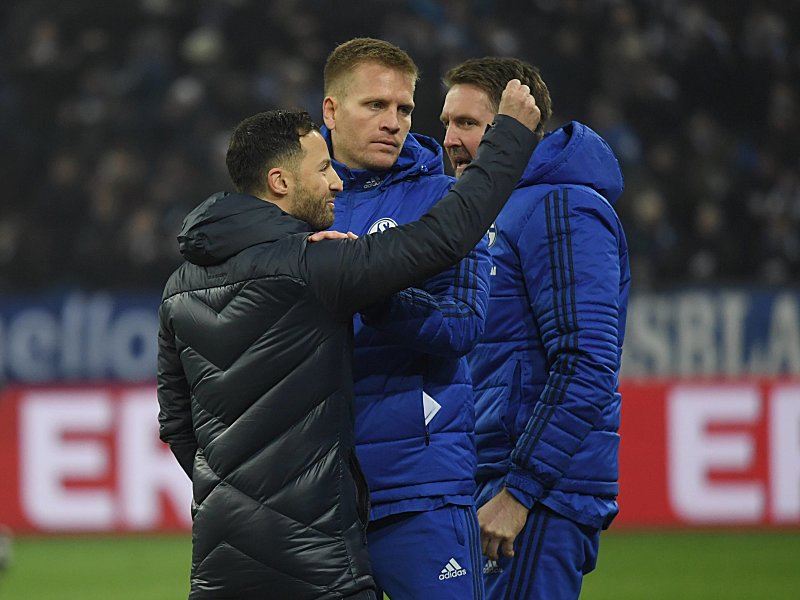 Geballte Faust: Schalke-Coach Domenico Tedesco freut sich mit seinem Trainerstab. 