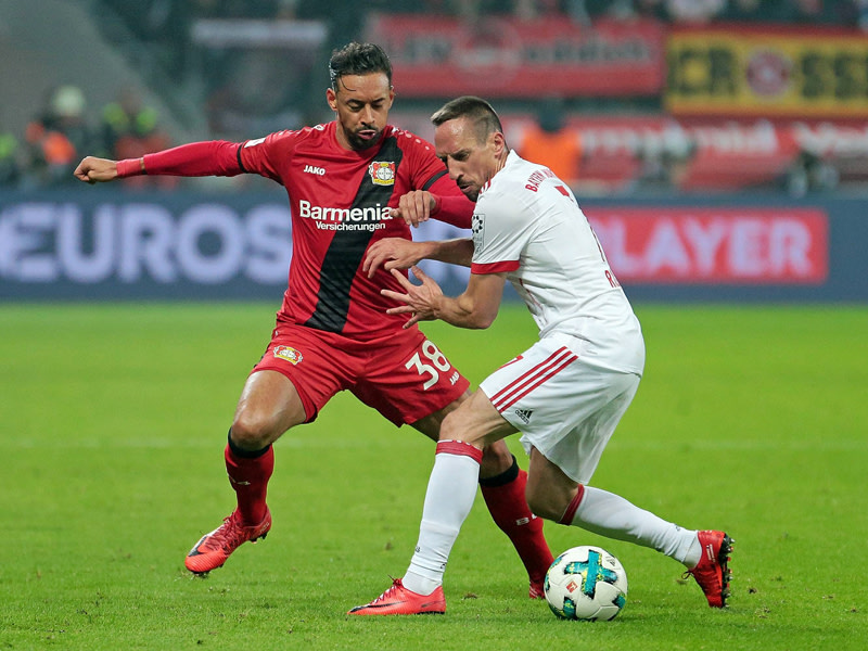 Sie treffen sich im Pokal-Halbfinale in Leverkusen wieder: Bayers Karim Bellarabi (#38) und Bayerns Franck Ribery.