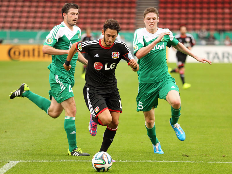 2014 hatte Alemannia Waldalgesheim Bundesligist Bayer Leverkusen und Hakan Calhanoglu (M.) in der ersten DFB-Pokalrunde gefordert.