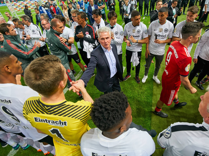 Jupp Heynckes verteilte nach dem DFB-Pokal-Finale Gl&#252;ckw&#252;nsche - hier an Eintracht-Keeper Lukas Hradecky.