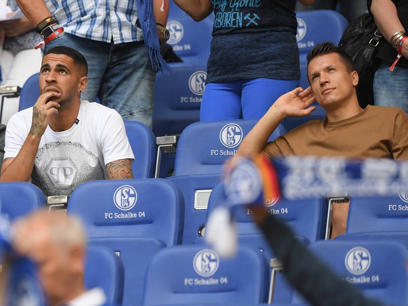 Auch im Pokal nur Zuschauer: Omar Mascarell (l.) und Yevhen Konoplyanka am Samstag auf Schalke.