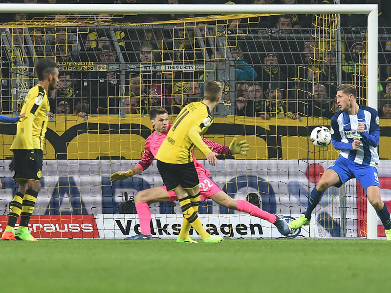 Hinein ins Gl&#252;ck: Reus macht f&#252;r Dortmund den Ausgleich.