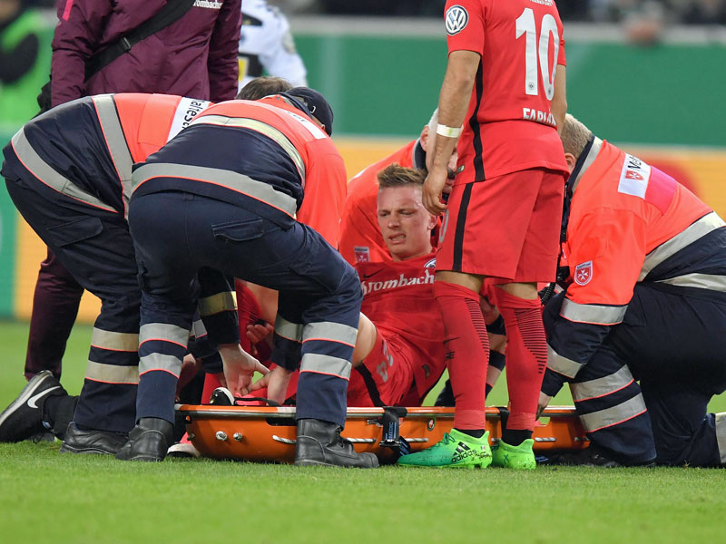 Schmerzhaft: Marius Wolf wird verletzt vom Platz getragen.