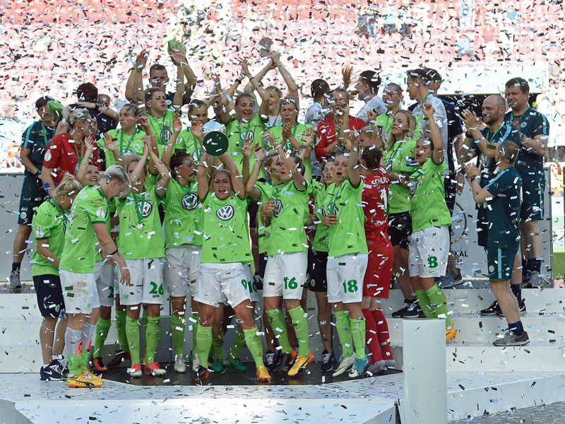Der VfL Wolfsburg feiert den Pokalsieg 2017. 