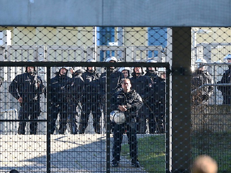Polizisten au&#223;erhalb des Ostseestadions (Archivbild von 2015).